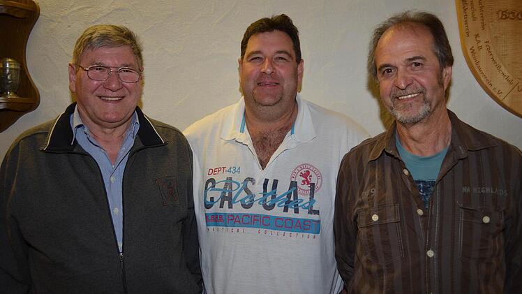 Für 25-jährige Mitgliedschaft im Federweißenclub wurde Dieter Hofmann geehrt (rechts).Links der stellvertretende Vorsitzende Ernst Ziegler sowie Frank Herterich. Foto: Lomb