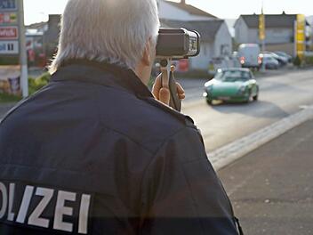 Tempomessung in der Kissinger Straße. Foto: Arkadius Guzy