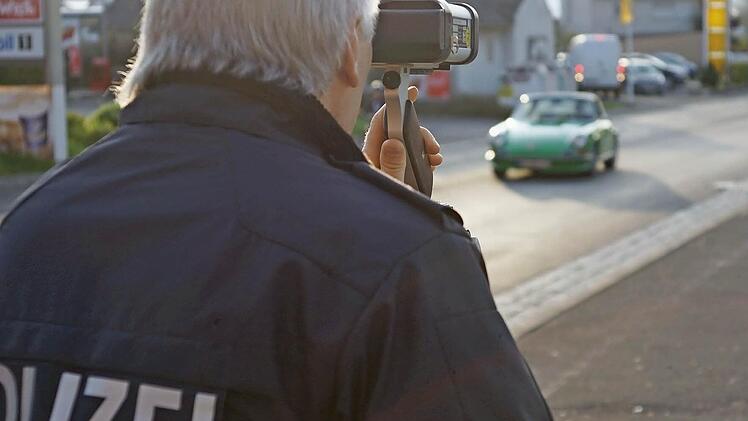 Tempomessung in der Kissinger Straße. Foto: Arkadius Guzy