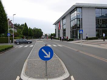 Am Übergang zwischen der Einmündung Haußmannstraße (links) und dem Brose-Gebäude 25 (rechts) wäre eine Änderung des Straßenbelags denkbar. Foto: Oliver Schmidt