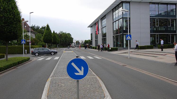 Am Übergang zwischen der Einmündung Haußmannstraße (links) und dem Brose-Gebäude 25 (rechts) wäre eine Änderung des Straßenbelags denkbar. Foto: Oliver Schmidt