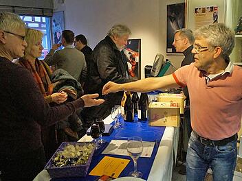 Wein und Quiche sollten das Publikum vor dem Film im Zeiler Kino auf das Thema Frankreich einstimmen. Fotos: Peter Schmieder
