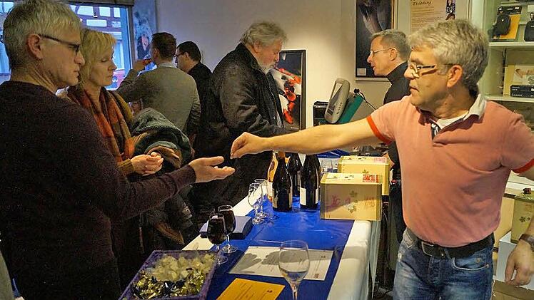 Wein und Quiche sollten das Publikum vor dem Film im Zeiler Kino auf das Thema Frankreich einstimmen. Fotos: Peter Schmieder