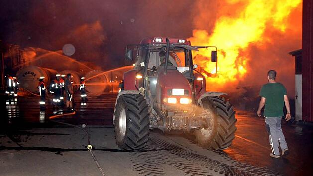 Rund 270 Feuerwehrleute k&auml;mpften gegen das Feuer beim Brand im S&auml;gewerk Untererthal. Landwirte karrten damals in ihren Tankwagen zus&auml;tzliches L&ouml;schwasser heran, erinnerte Peter Sell bei der Jahreshauptversammlung. Foto: Archiv/Peter Rauch