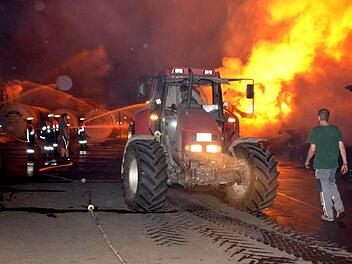 Rund 270 Feuerwehrleute kämpften gegen das Feuer beim Brand im Sägewerk Untererthal. Landwirte karrten damals in ihren Tankwagen zusätzliches Löschwasser heran, erinnerte Peter Sell bei der Jahreshauptversammlung. Foto: Archiv/Peter Rauch