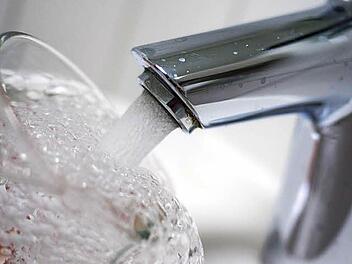 Wie geht es weiter mit der Wasserversorgung in Haßlach bei Teuschnitz? Dazu fand am Donnerstag eine Infoveranstaltung statt. Symbolbild: Marian Hamacher