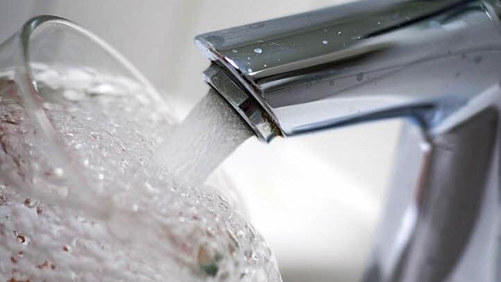 Wie geht es weiter mit der Wasserversorgung in Haßlach bei Teuschnitz? Dazu fand am Donnerstag eine Infoveranstaltung statt. Symbolbild: Marian Hamacher