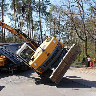 Erlangen: Bagger kippt auf Unigelände um