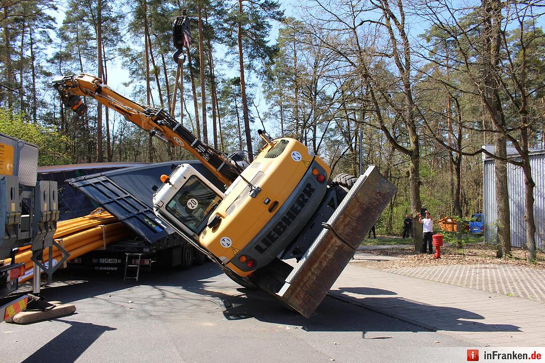 Erlangen: Bagger kippt auf Unigelände um