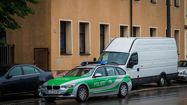 In diesem Wohnhaus in der Höfener Straße in Nürnberg ist am Montag die zweite tote Prostituierte innerhalb von zwei Wochen gefunden worden. Foto: News5/ Pieknik