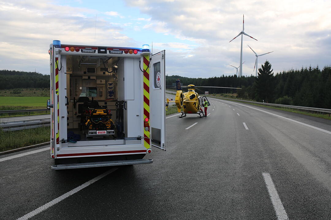 Schwerer Unfall auf der A9: Auto gerät auf nasser Straße ins Schleudern – Gaffer filmen