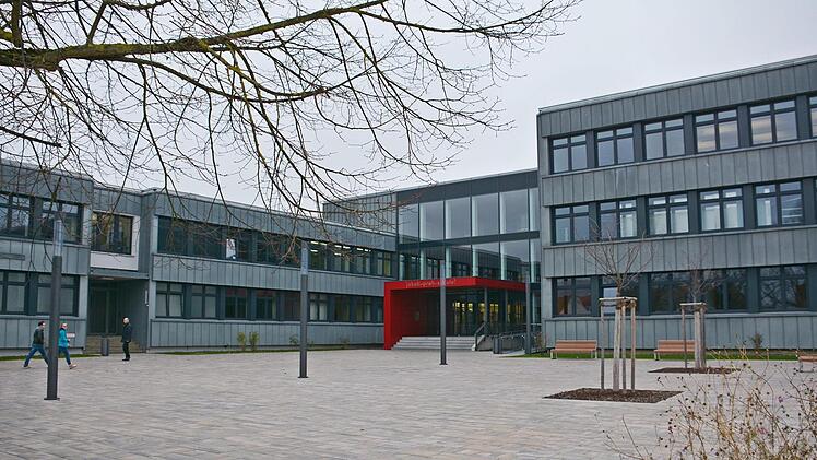Die Jakob-Preh-Berufsschule in Bad Neustadt hat sich in den vergangenen Jahren auch im Außenbereich zum Vorteil gewandelt. Die Schule zeigt sich in einem modernen Outfit.  Foto: Hanns Friedrich