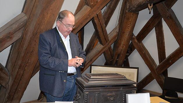 Dieter George übergibt die Archivalien an die Stadt Forchheim. Foto: Franka Struve