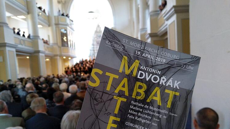 Erst Stille, dann lautstarker Beifall: die Aufführung von Dvoráks  "Stabat Mater" in der Coburger Morizkirche beeindruckte zahlreiche Zuhörer.Foto: Jochen Berger