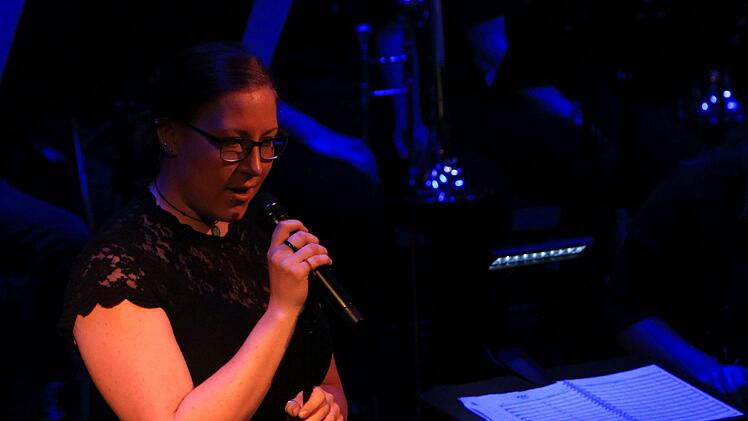Kurzweiliges Programm auf hohem Niveau: Die Bigband der Hochschule Coburg unter Leitung von Ralf Probst sowie junge Gesangstalente aus der Region beeindruckten zahlreiche Zuhörer im Kongresshaus Rosengarten.Foto: Jochen Berger