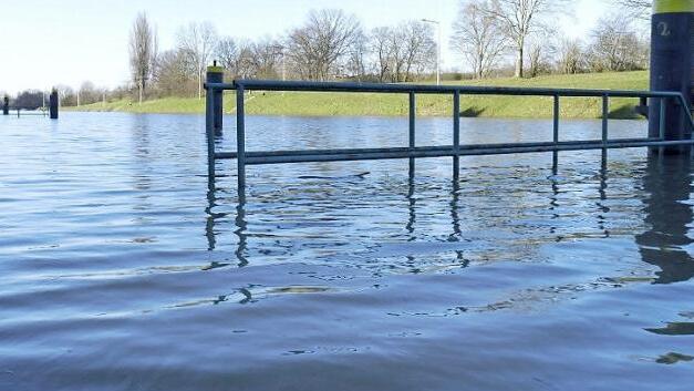An der Limbacher Schleuse sah man das Hochwasser ganz gut. Inzwischen flie&szlig;t das Mainwasser z&uuml;gig ab, in zwei Tagen d&uuml;rfte das normale Ma&szlig; wieder erreicht sein. Foto: Julia Scholl