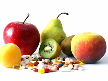 Obst versus Tabletten: Bei Vitaminmangel kann es sinnvoll sein die Ernährung mit Präparaten zu ergänzen. Das sollte jedoch immer mit dem Hausarzt abgesprochen werden.  Foto: Archiv