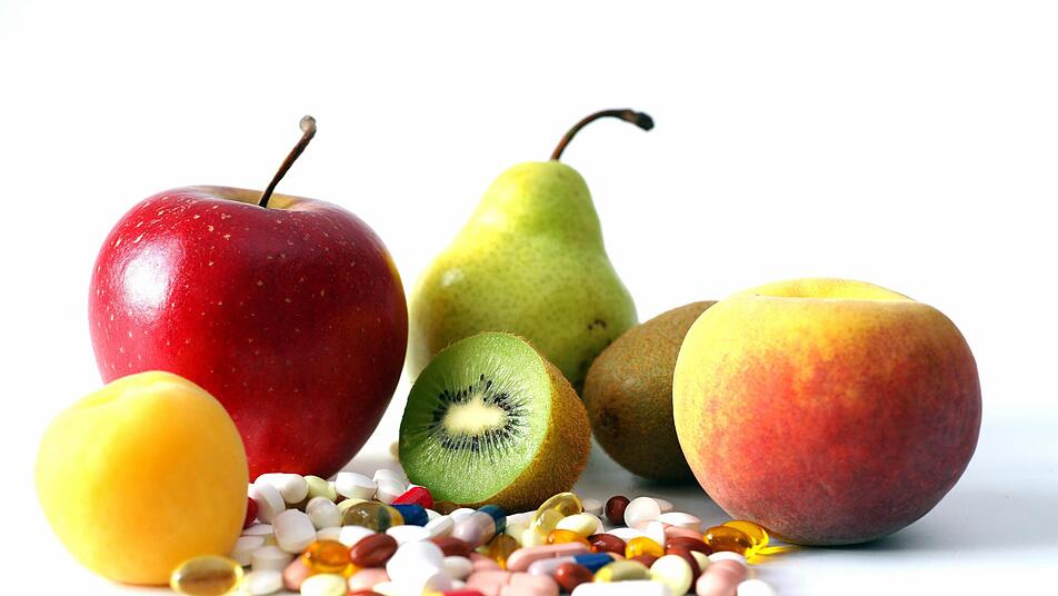 Obst versus Tabletten: Bei Vitaminmangel kann es sinnvoll sein die Ernährung mit Präparaten zu ergänzen. Das sollte jedoch immer mit dem Hausarzt abgesprochen werden.  Foto: Archiv