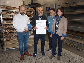 Seit nahezu 100 Jahren dreht sich  dreht sich im Hause Metz alles ums  Backen. Wolfgang Metz  ist seit 40 Jahre Bäckermeister. Der Goldene  Meisterbrief, den er dafür bekommen hat, wird einen Ehrenplatz bekommen. Unser Bild zeigt (von links):  Thomas Metz, Wolfgang Metz, Kathrin Metz und Brigitte Metz. Foto: Marion  Eckert