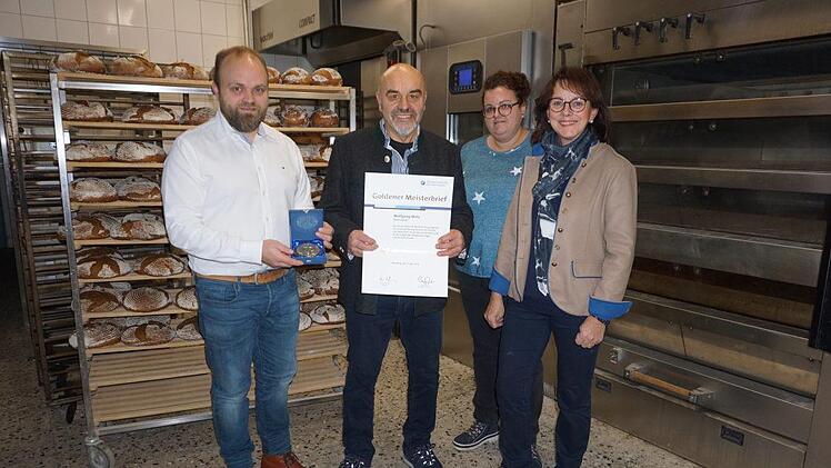 Seit nahezu 100 Jahren dreht sich  dreht sich im Hause Metz alles ums  Backen. Wolfgang Metz  ist seit 40 Jahre Bäckermeister. Der Goldene  Meisterbrief, den er dafür bekommen hat, wird einen Ehrenplatz bekommen. Unser Bild zeigt (von links):  Thomas Metz, Wolfgang Metz, Kathrin Metz und Brigitte Metz. Foto: Marion  Eckert