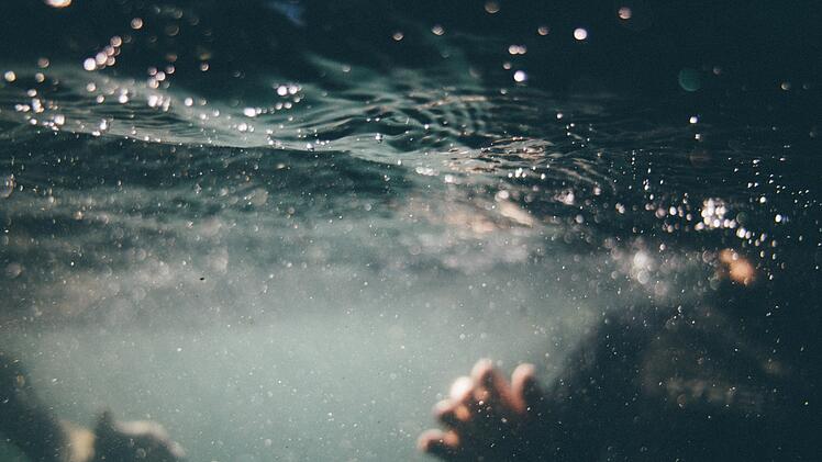 Vater rettet Sohn vor dem Ertrinken - Mann taucht nicht aus Gardasee auf