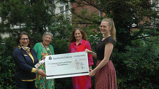 Die Coburger Soroptimistinnen Andrea Schiele-Eberlein, Elisabeth Meisinger und Barbara von Mengershausen &uuml;berreichten an die Gesch&auml;ftsf&uuml;hrerin des Frauenhauses Coburg, Meike Hartmann, einen Scheck in H&ouml;he von 3.840 Euro. (von links).Foto: Edwin Mei&szlig;inger