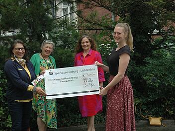 Die Coburger Soroptimistinnen Andrea Schiele-Eberlein, Elisabeth Meisinger und Barbara von Mengershausen überreichten an die Geschäftsführerin des Frauenhauses Coburg, Meike Hartmann, einen Scheck in Höhe von 3.840 Euro. (von links).Foto: Edwin Meißinger