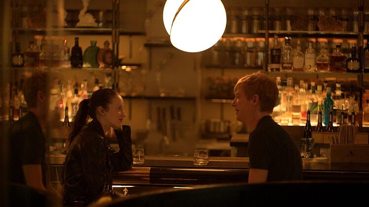 Ein Dating-Portal hat sie nach Feierabend in einer Bar zusammengeführt: Alice (Andrea Riseborough) und Jack (Domhnall Gleeson) haben ihr erstes Treffen.