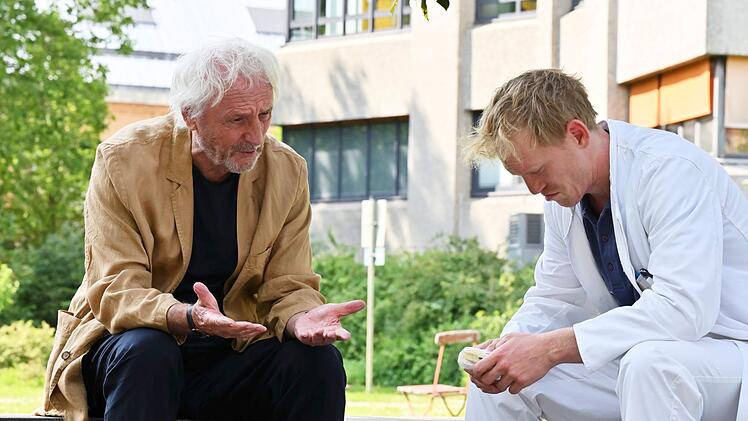 Trapp (Günther Maria Halmer, links) ermutigt den jungen Arzt Sebastian (Pit Bukowski), Sofia seine Gefühle zu gestehen.