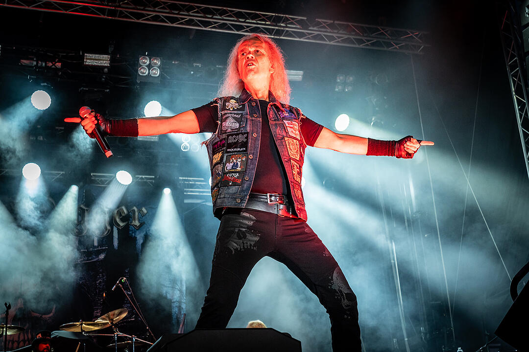 An die 2000 Besucher feierten die Rockmusik!