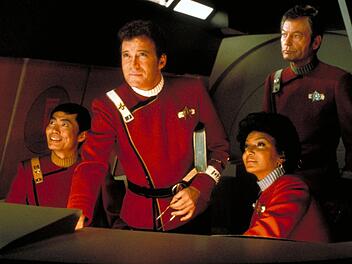 Admiral Kirk (William Shatner, zweiter von links) wird von seinem Erzrivalen Khan bedroht.