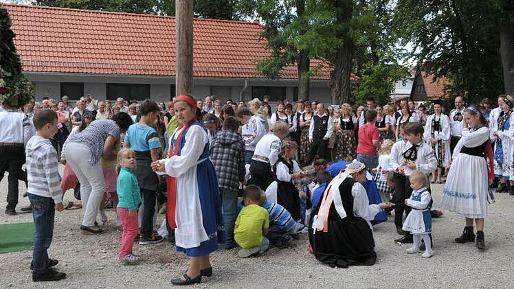 Die Kinder sammeln die Bonbons auf, die der Altknecht aus der Krone geworfen hat.