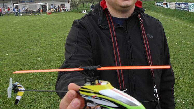 Dominik Schemm mit seinem Kunstflughubschrauber
