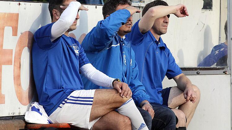 Ja wo laufen sie denn? Die Hirschaider Bank (von links) Trainer Juan Catalan, Co-Trainer Bernd Renner und Auswechselspieler Tobias Hönninger schauen gegen die tief stehende Sonne. Foto: sportpress