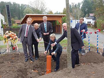 Die Dokumentenkapsel, die Zeitungsbeigaben von 1911 und 2014 enthält, wird versenkt (v l. ). CSU-Ortsverbandsvorsitzender Bernd Rebhan, Vorstand des Grieser Bundes Horst Piontek, Erster Bürgermeister Herbert Schneider, Frauen-Unionsvorsitzende Ursula Eberle-Berlips, Vorstandsmitglied der Garten- und Blumenfreunde Hans-Ludwig Solowan sowie aus dem Bauamt des Marktes Küps Christian Ebertsch. Foto: Andrea Hänel