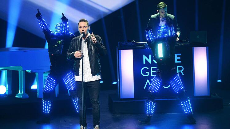 Die Musiker Jewgeni Grischbowski (r) und Patrik Jean von "Noize Generation" treten am 05.03.2015 beim deutschen Vorentscheid «Unser Song für Österreich» für den Eurovision Song Contest 2015 (ESC) in Hannover (Niedersachsen) auf. Foto: Peter Steffen/dpa