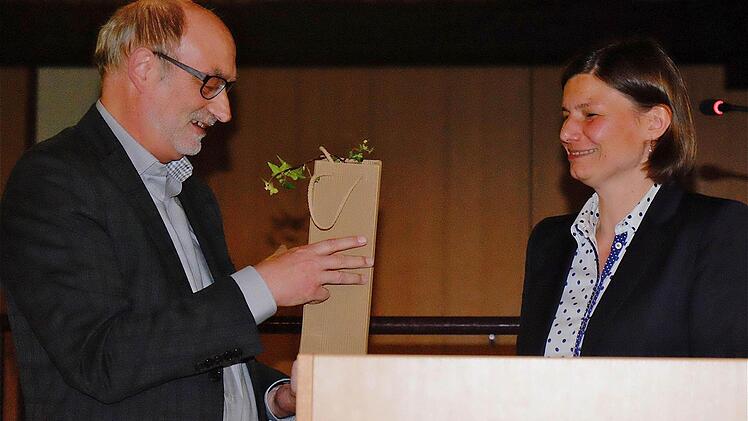 Vorsitzender Prof. Dr. Manfred Gerlach (links) dankte Dr. Manuela Rottmann für ihren Vortrag. Foto: Gerd Schaar