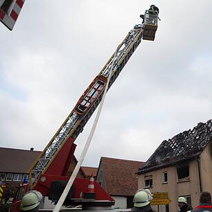 Wohnhausbrand bei Altdorf fordert Feuerwehr