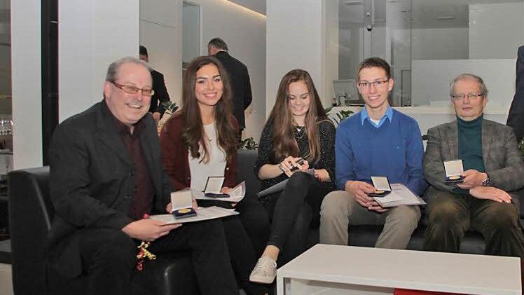 So sehen Sieger aus (von links): Frank Gorille, Sarah Schuster, Luisa Krätzschmar, Nicolas Landgraf, Hans Hager und BR-Redaktionsleiter Alexander Müller.  Foto: Katrin Geyer