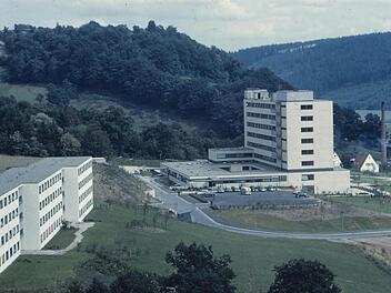 Kaum mehr wiederzuerkennen: das damalige Stadt- und Kreiskrankenhaus Kulmbach vor 55 Jahren, das inzwischen um ein Vielfaches gewachsen ist. Foto: Archiv - Stephan Tiroch