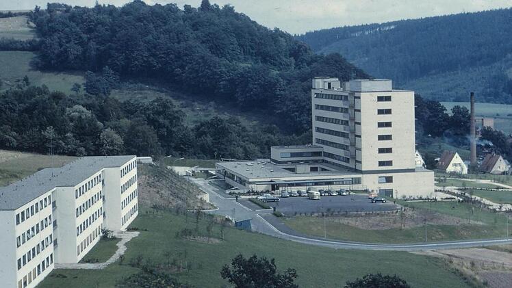 Kaum mehr wiederzuerkennen: das damalige Stadt- und Kreiskrankenhaus Kulmbach vor 55 Jahren, das inzwischen um ein Vielfaches gewachsen ist. Foto: Archiv - Stephan Tiroch