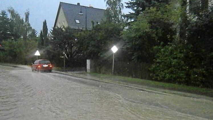 Das Hochwasser hat in der Gemeinde Neuenmarkt - hier eine Aufnahme aus Hegnabrunn - große Schäden angerichtet. Bürger fordern, dass erst ein effektiver Hochwasserschutz gewährleistet werden muss, bevor das Baugebiet Steigengasse in Angriff genommen wird. Foto: Archiv/Jürgen Gärtner