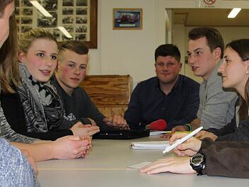 Sie wollen mitreden: Die Mitglieder des frisch gewählten Jugendrats Geroda-Platz sitzen mit Bürgermeister Alex Schneider (Mitte) zusammen. Foto: Ulrike Müller