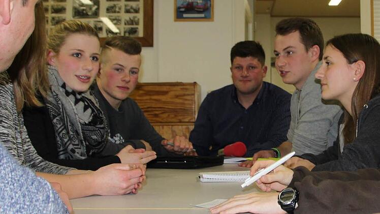 Sie wollen mitreden: Die Mitglieder des frisch gewählten Jugendrats Geroda-Platz sitzen mit Bürgermeister Alex Schneider (Mitte) zusammen. Foto: Ulrike Müller