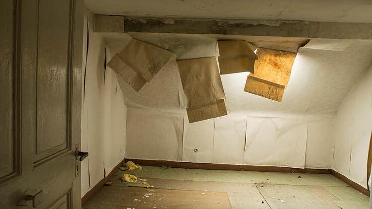 Abgewetzte Teppiche, heruntergekommene Zimmer: Das ehemalige Hotel "Post" in der Ludwigstraße steht seit vielen Jahren leer. Foto: Jürgen Hüfner