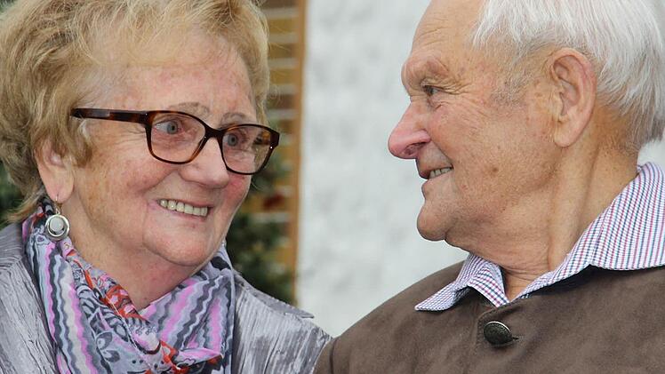 Ihre Liebe hält seit 60 Jahren: Elisabeth und Hans Pfaffenberger. Foto: Katharina Müller-Sanke