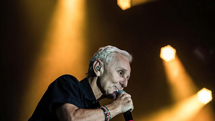 Impressionen vom Tambacher Sommer: Rund 1500 begeisterte Fans im ausverkauften Tambacher Schloss erlebten den Auftritt der Ersten Allgemeinen Verunsicherung. Foto: Jochen Berger