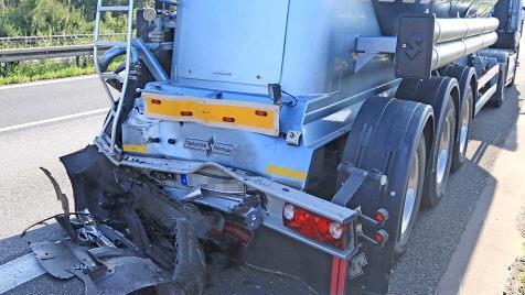 Das Heck des Sattelzuges wurde bei dem Unfall erheblich beschädigt.