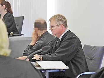 Der Beschuldigte (hier neben seinem Anwalt) wurde bereits kurz nach seiner Verhaftung in einer psychiatrischen Klinik untergebracht. Foto: chp