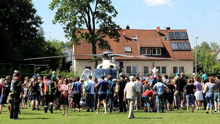 Der Polizeihubschrauber lockt zahlreiche Interessierte an.
